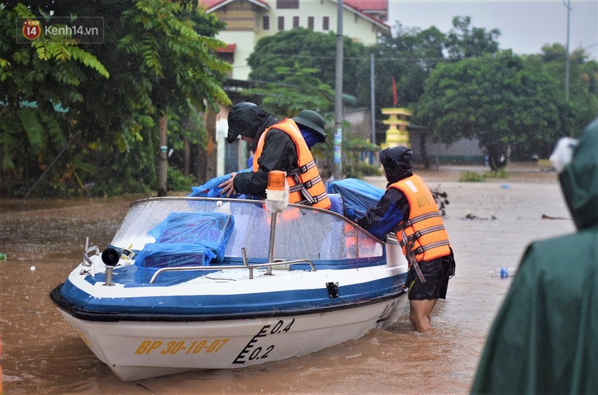 Quảng Trị chìm trong biển nước, lực lượng chức năng mang mì tôm, sữa, bánh đến những vùng cô lập - Ảnh 12.