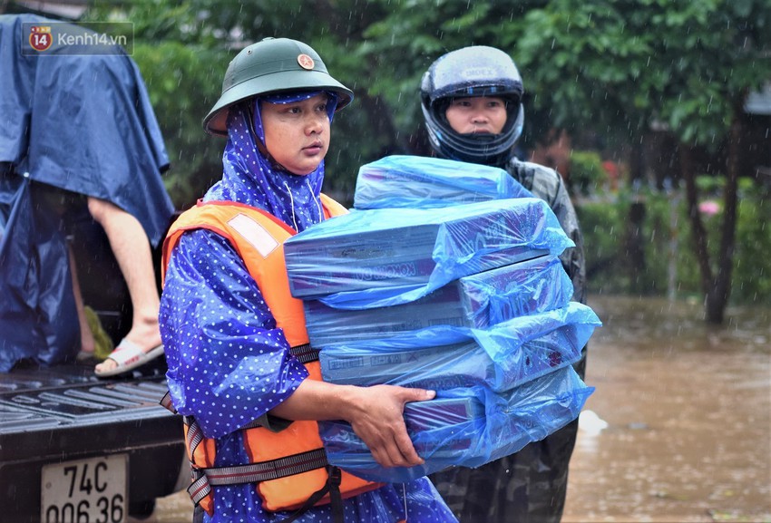 Quảng Trị chìm trong biển nước, lực lượng chức năng mang mì tôm, sữa, bánh đến những vùng cô lập - Ảnh 13.