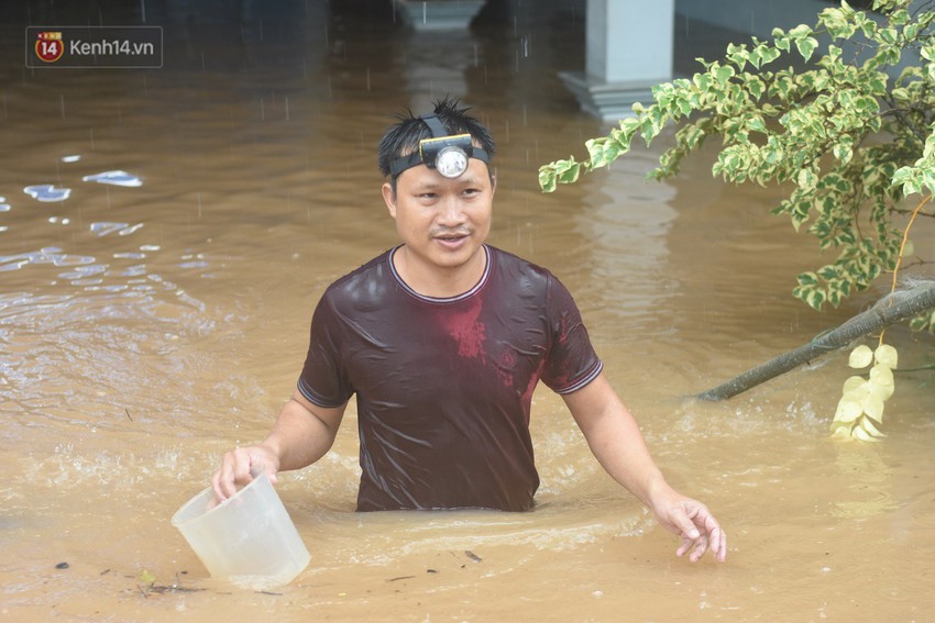 Quảng Trị chìm trong biển nước, lực lượng chức năng mang mì tôm, sữa, bánh đến những vùng cô lập - Ảnh 7.