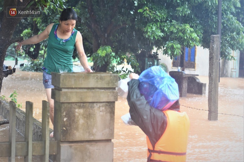 Quảng Trị chìm trong biển nước, lực lượng chức năng mang mì tôm, sữa, bánh đến những vùng cô lập - Ảnh 14.