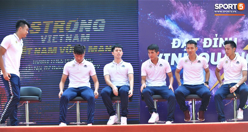 Hai doanh nhân điển trai cùng Quang Hải, Văn Hậu thắp lửa đam mê cho học sinh THCS ở Hà Nội - Ảnh 6.