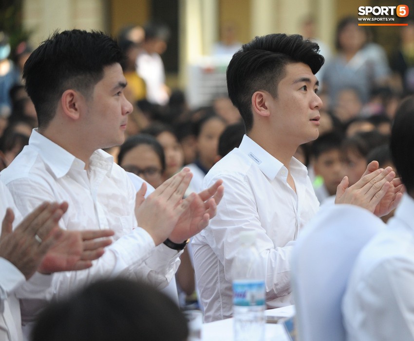 Hai doanh nhân điển trai cùng Quang Hải, Văn Hậu thắp lửa đam mê cho học sinh THCS ở Hà Nội - Ảnh 2.