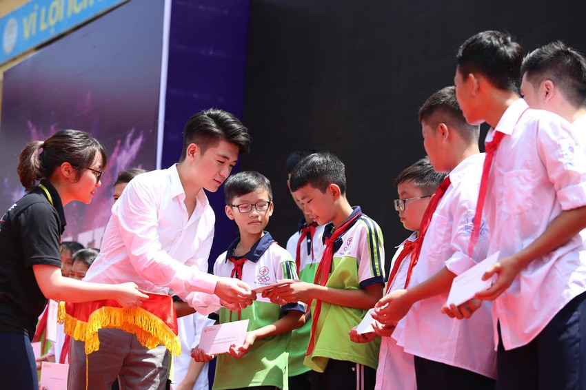 Hai doanh nhân điển trai cùng Quang Hải, Văn Hậu thắp lửa đam mê cho học sinh THCS ở Hà Nội - Ảnh 7.