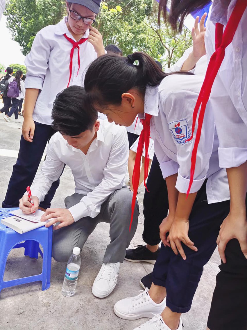 Hai doanh nhân điển trai cùng Quang Hải, Văn Hậu thắp lửa đam mê cho học sinh THCS ở Hà Nội - Ảnh 8.