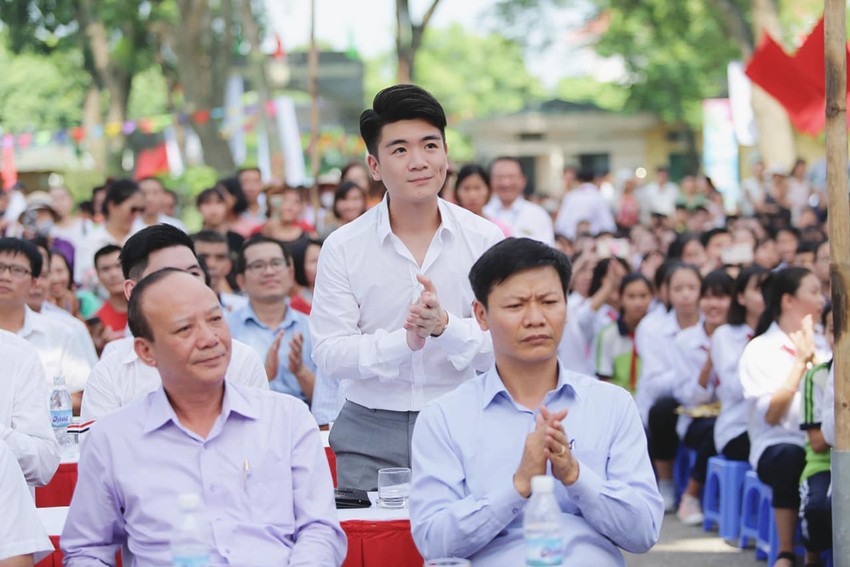 Hai doanh nhân điển trai cùng Quang Hải, Văn Hậu thắp lửa đam mê cho học sinh THCS ở Hà Nội - Ảnh 3.