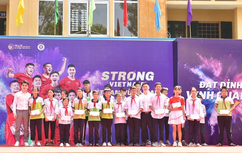 Hai doanh nhân điển trai cùng Quang Hải, Văn Hậu thắp lửa đam mê cho học sinh THCS ở Hà Nội - Ảnh 9.