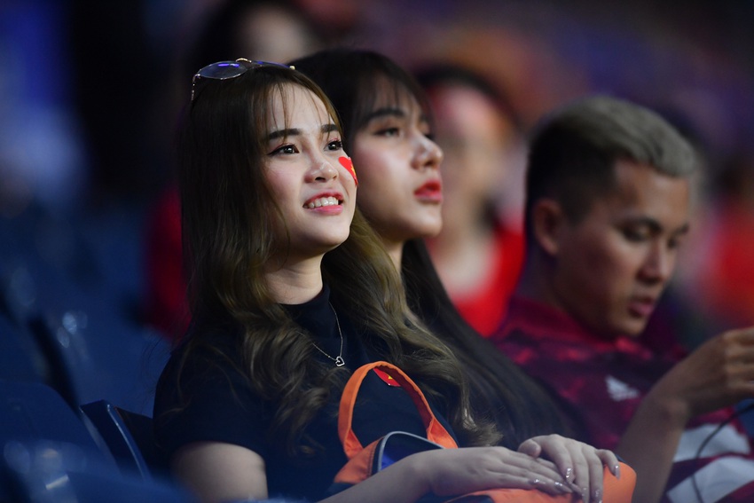 U23 Việt Nam chưa biết mùi chiến thắng, fan girl xinh đẹp ôm đầu tiếc nuối trên khán đài - Ảnh 3.