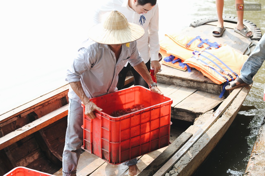 Ảnh: Chi 20 triệu mua cá chép rồi đi thuyền ra giữa sông để phóng sinh, người phụ nữ Sài Gòn vẫn choáng đặc khi thấy gã thanh niên lao theo chích điện để vớt cá - Ảnh 12.