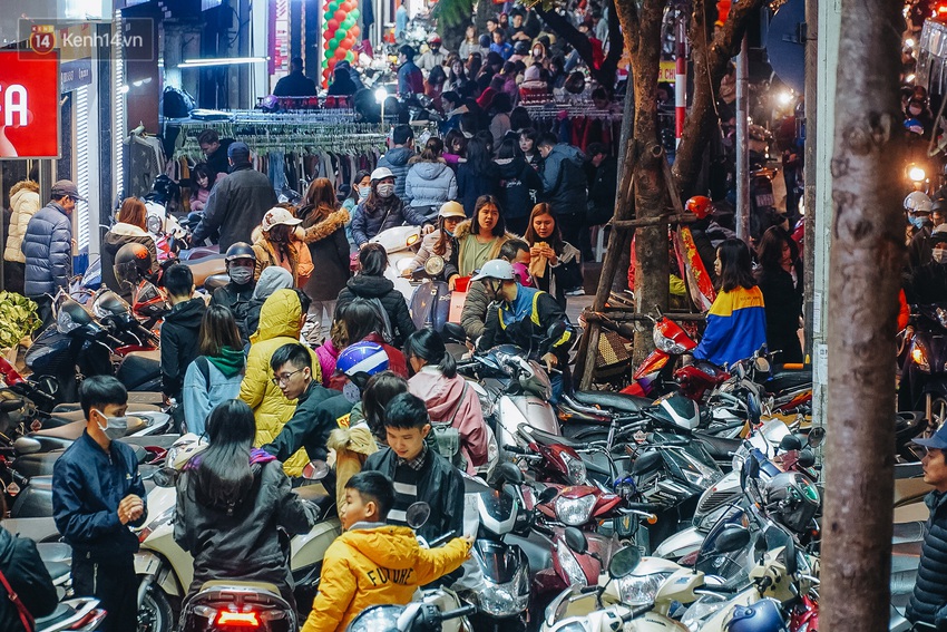 Phố Chùa Bộc tung sale khủng với thông báo lời lãi gì tầm này, người dân chen nhau mua sắm ùn tắc cả dãy phố - Ảnh 1.