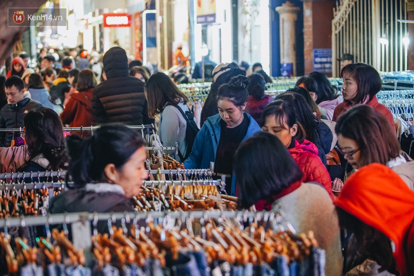 Phố Chùa Bộc tung sale khủng với thông báo lời lãi gì tầm này, người dân chen nhau mua sắm ùn tắc cả dãy phố - Ảnh 15.