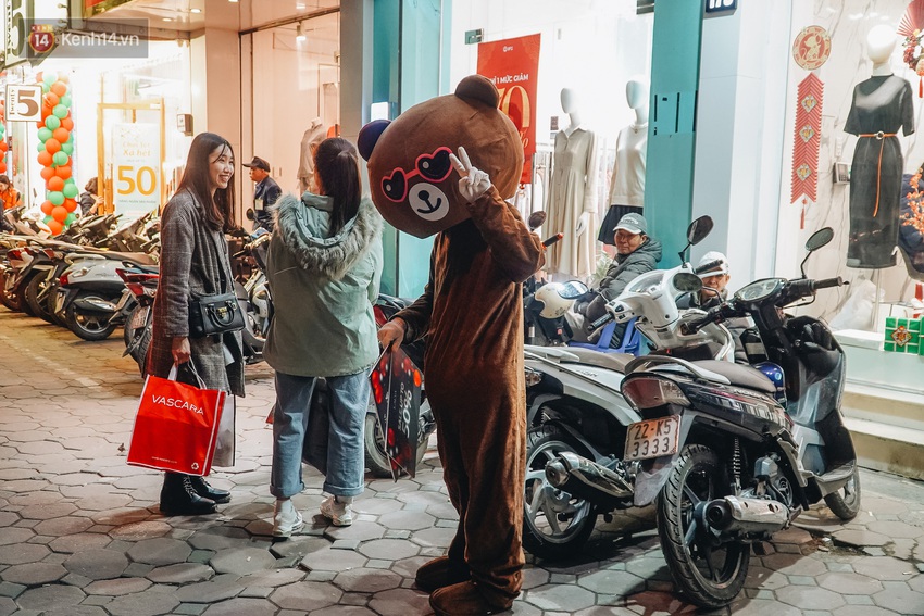 Phố Chùa Bộc tung sale khủng với thông báo lời lãi gì tầm này, người dân chen nhau mua sắm ùn tắc cả dãy phố - Ảnh 11.