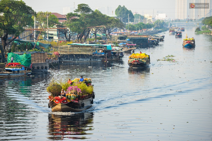 Ảnh: Thuyền chở đầy ắp hoa nối đuôi nhau cập bến Bình Đông, chợ hoa trên bến dưới thuyền rộn ràng sắc xuân ngày cận Tết - Ảnh 1.