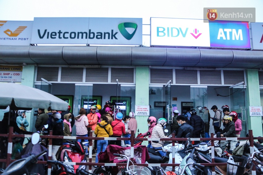 Chùm ảnh: Khổ sở rồng rắn” xếp hàng tại trạm ATM chờ rút tiền ngày cận Tết Canh Tý - Ảnh 1.