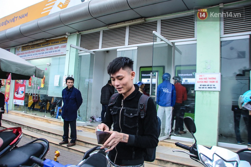 Chùm ảnh: Khổ sở rồng rắn” xếp hàng tại trạm ATM chờ rút tiền ngày cận Tết Canh Tý - Ảnh 6.