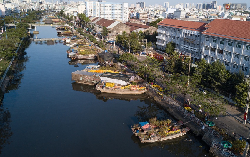 Ảnh: Thuyền chở đầy ắp hoa nối đuôi nhau cập bến Bình Đông, chợ hoa trên bến dưới thuyền rộn ràng sắc xuân ngày cận Tết - Ảnh 17.