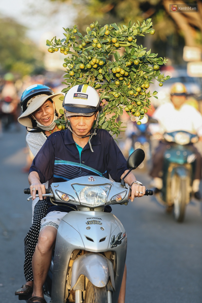 Ảnh: Thuyền chở đầy ắp hoa nối đuôi nhau cập bến Bình Đông, chợ hoa trên bến dưới thuyền rộn ràng sắc xuân ngày cận Tết - Ảnh 15.