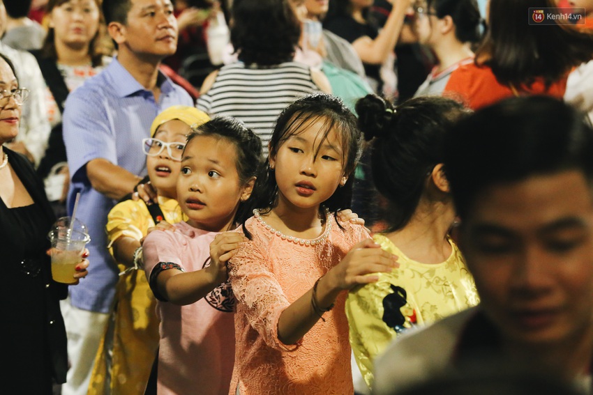 Biển người chen nhau nhúc nhích từng chút, trẻ em khóc thét trên vai bố trong đêm khai mạc đường hoa Nguyễn Huệ Tết Canh Tý 2020 - Ảnh 8.