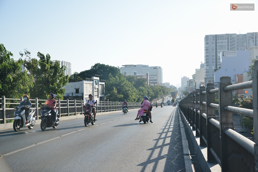 Ảnh: Sài Gòn bình yên trong nắng ban mai, đường phố vắng người qua lại sáng Mồng 1 Tết Canh Tý 2020 - Ảnh 6.