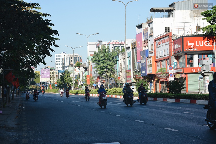 Ảnh: Sài Gòn bình yên trong nắng ban mai, đường phố vắng người qua lại sáng Mồng 1 Tết Canh Tý 2020 - Ảnh 5.