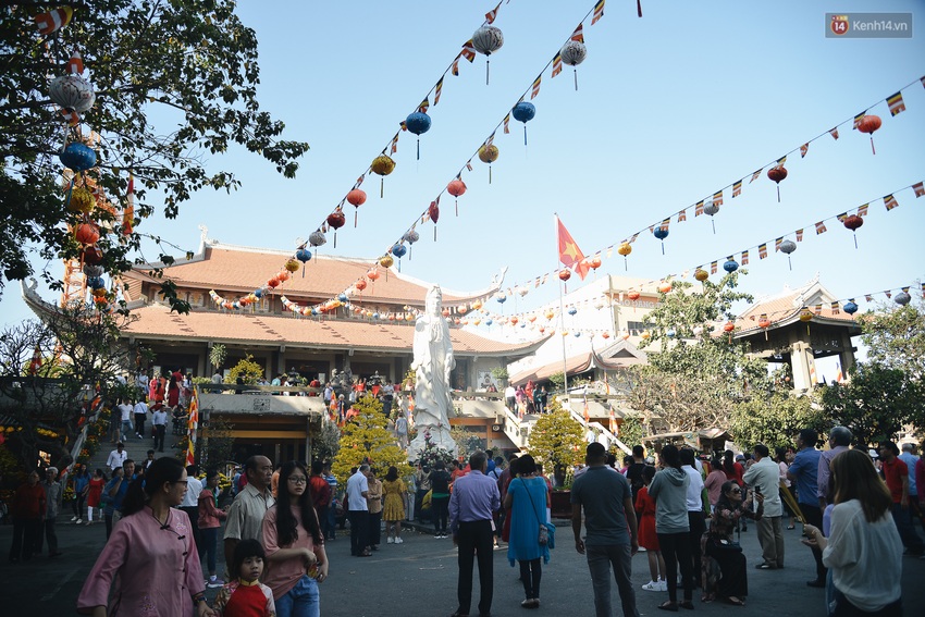 Ảnh: Sài Gòn bình yên trong nắng ban mai, đường phố vắng người qua lại sáng Mồng 1 Tết Canh Tý 2020 - Ảnh 14.