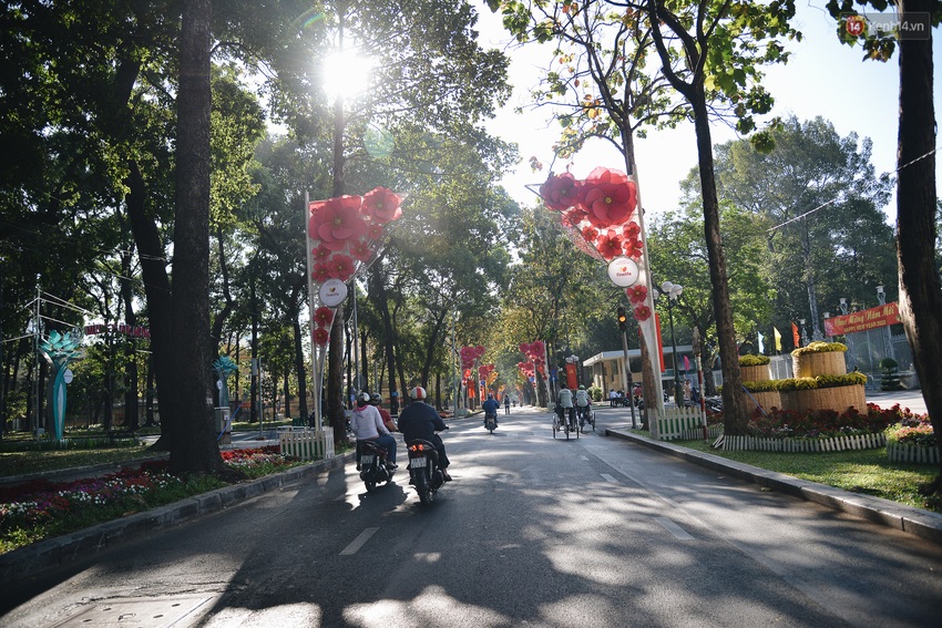 Ảnh: Sài Gòn bình yên trong nắng ban mai, đường phố vắng người qua lại sáng Mồng 1 Tết Canh Tý 2020 - Ảnh 9.