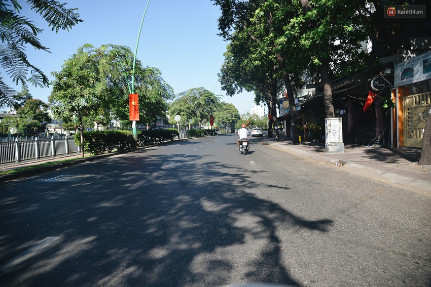 Ảnh: Sài Gòn bình yên trong nắng ban mai, đường phố vắng người qua lại sáng Mồng 1 Tết Canh Tý 2020 - Ảnh 13.
