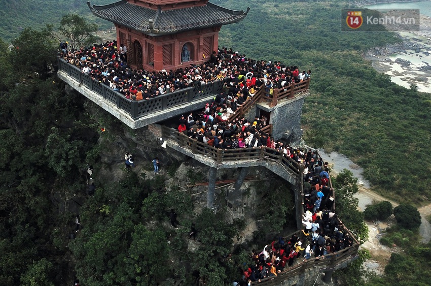 Du khách, phật tử chen nhau lên thuyền và xe điện, gây tình cảnh hỗn loạn và quá tải ở ngôi chùa lớn nhất thế giới tại Việt Nam - Ảnh 10.