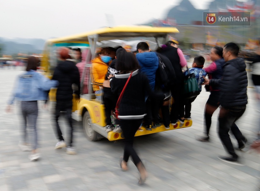 Du khách, phật tử chen nhau lên thuyền và xe điện, gây tình cảnh hỗn loạn và quá tải ở ngôi chùa lớn nhất thế giới tại Việt Nam - Ảnh 8.