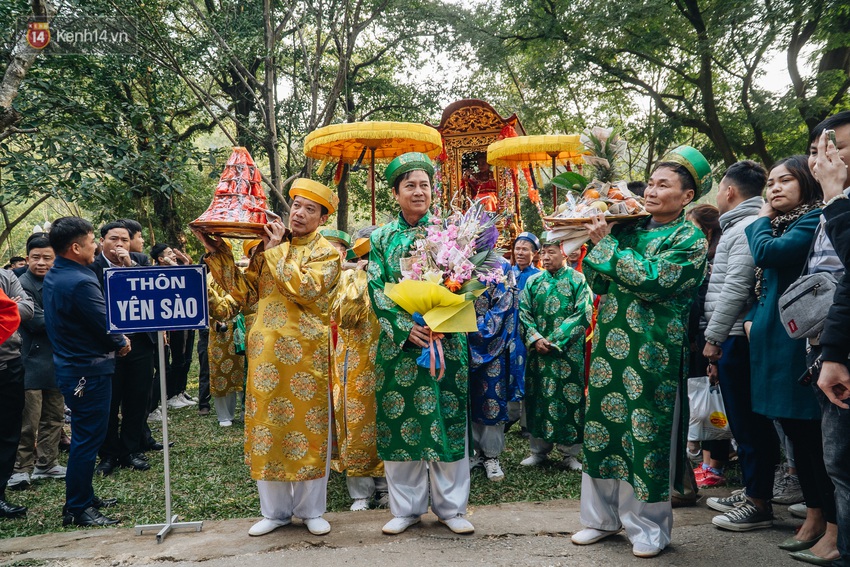 Hà Nội: Tướng bà 10 tuổi được rước bằng kiệu, bảo vệ nghiêm ngặt tránh bị bắt cóc - Ảnh 6.