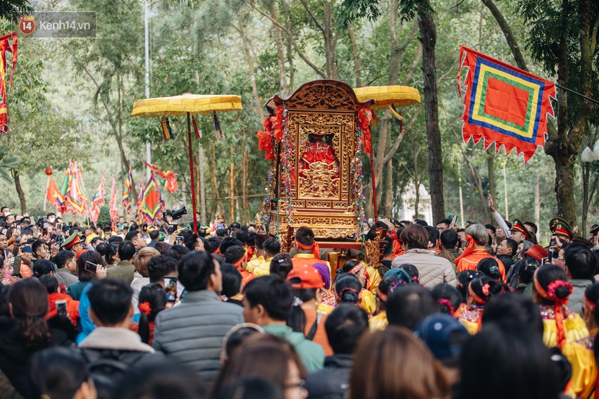 Hà Nội: Tướng bà 10 tuổi được rước bằng kiệu, bảo vệ nghiêm ngặt tránh bị bắt cóc - Ảnh 10.