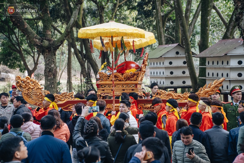 Hà Nội: Tướng bà 10 tuổi được rước bằng kiệu, bảo vệ nghiêm ngặt tránh bị bắt cóc - Ảnh 14.