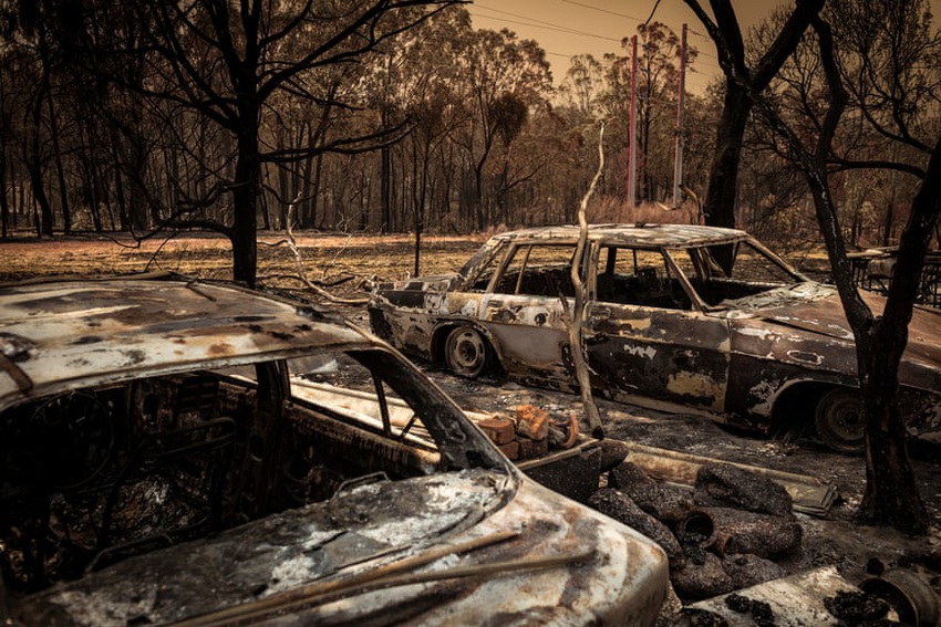 Một ngày cuối tuần chiến đấu với cháy rừng ở Úc: Khung cảnh hoang tàn trong lửa đỏ, cả con người và động vật đều phải xót xa đến rơi nước mắt - Ảnh 13.