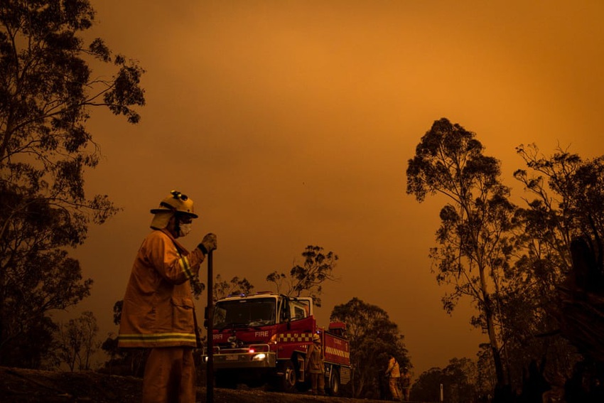 Một ngày cuối tuần chiến đấu với cháy rừng ở Úc: Khung cảnh hoang tàn trong lửa đỏ, cả con người và động vật đều phải xót xa đến rơi nước mắt - Ảnh 18.