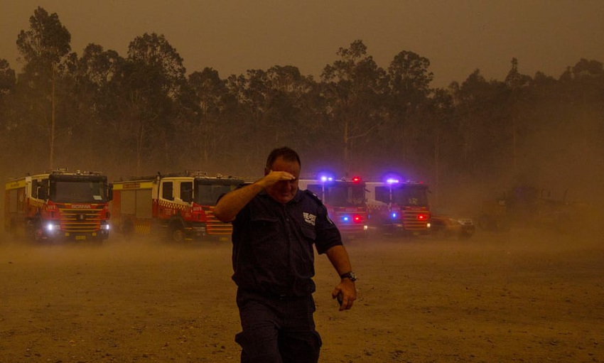 Một ngày cuối tuần chiến đấu với cháy rừng ở Úc: Khung cảnh hoang tàn trong lửa đỏ, cả con người và động vật đều phải xót xa đến rơi nước mắt - Ảnh 9.