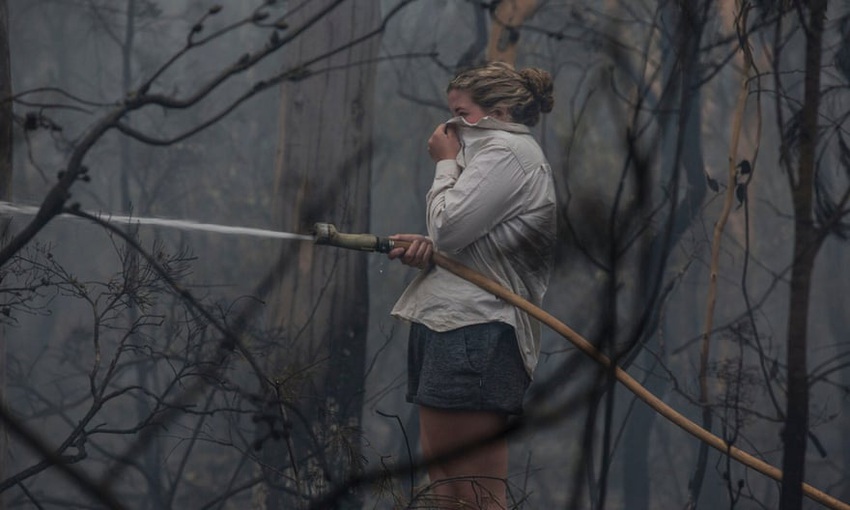 Một ngày cuối tuần chiến đấu với cháy rừng ở Úc: Khung cảnh hoang tàn trong lửa đỏ, cả con người và động vật đều phải xót xa đến rơi nước mắt - Ảnh 4.