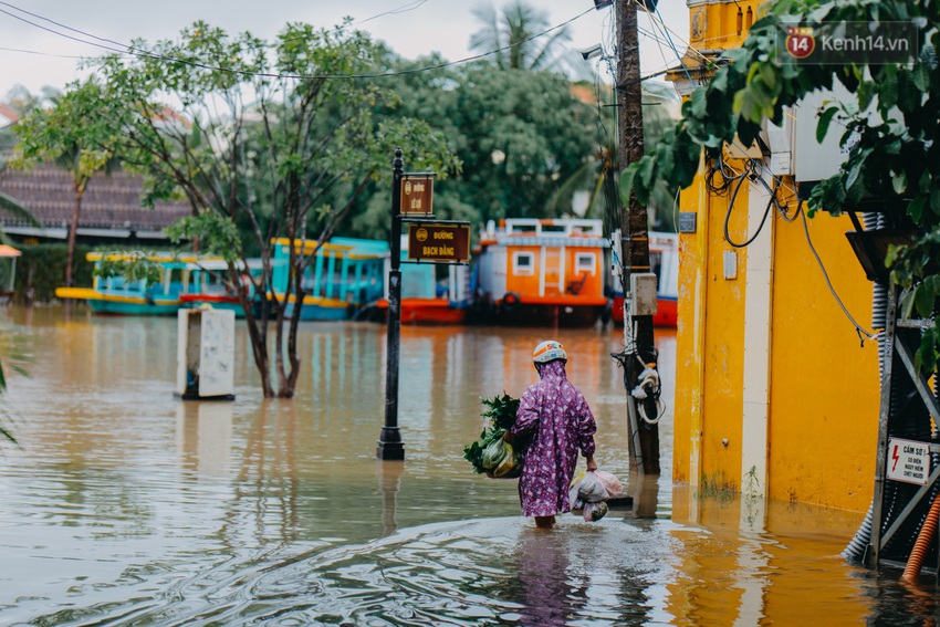 Chùm ảnh: Hội An vẫn đẹp với những nụ cười lạc quan của người dân dù nước lũ đang bao trùm phố cổ - Ảnh 10.