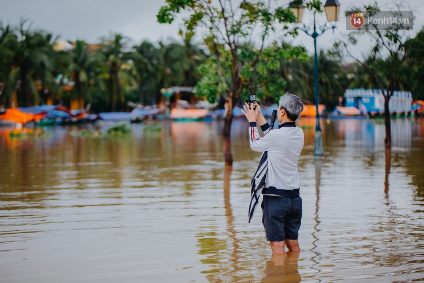 Chùm ảnh: Hội An vẫn đẹp với những nụ cười lạc quan của người dân dù nước lũ đang bao trùm phố cổ - Ảnh 3.