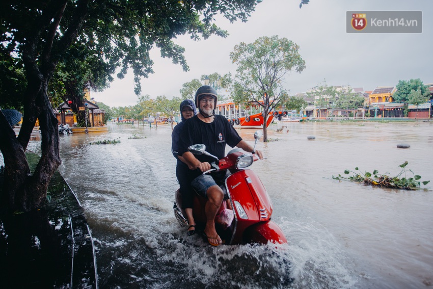 Chùm ảnh: Hội An vẫn đẹp với những nụ cười lạc quan của người dân dù nước lũ đang bao trùm phố cổ - Ảnh 7.