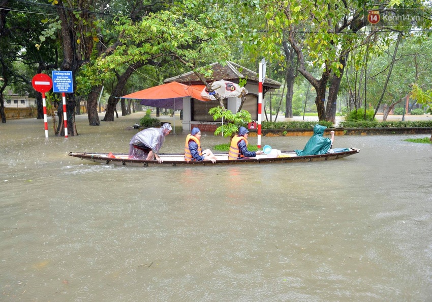 Ảnh: Huế ngập sâu trong biển nước, người dân phải chèo thuyền, lội nước đi mua thực phẩm, sạc điện thoại - Ảnh 9.