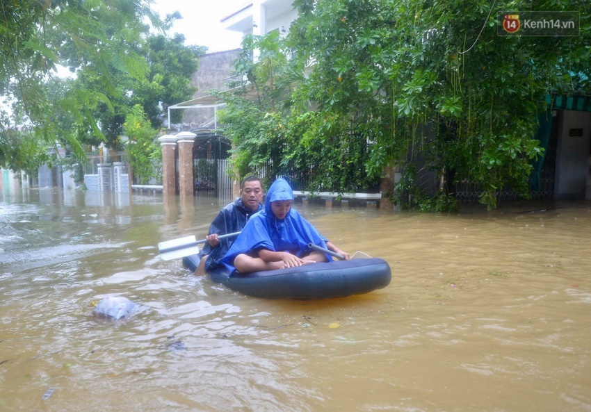 Ảnh: Huế ngập sâu trong biển nước, người dân phải chèo thuyền, lội nước đi mua thực phẩm, sạc điện thoại - Ảnh 7.