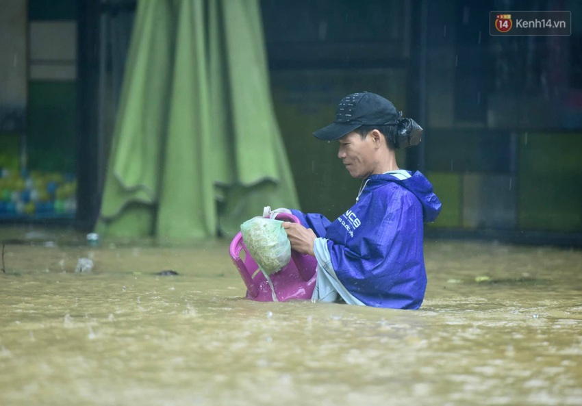 Ảnh: Huế ngập sâu trong biển nước, người dân phải chèo thuyền, lội nước đi mua thực phẩm, sạc điện thoại - Ảnh 3.