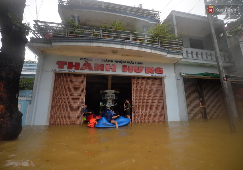 Ảnh: Huế ngập sâu trong biển nước, người dân phải chèo thuyền, lội nước đi mua thực phẩm, sạc điện thoại - Ảnh 17.