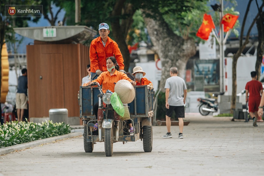 Người Hà Nội thích thú với diện mạo mới của hồ Gươm sau 5 tháng lát đá vĩnh cữu - Ảnh 6.