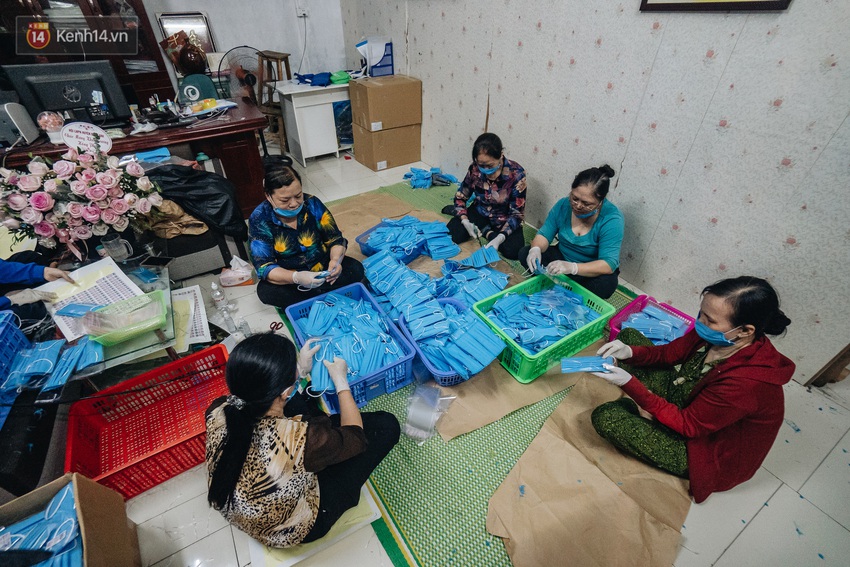 Một phụ huynh ở Hà Nội bỏ hơn 200 triệu may 40.000 khẩu trang phát miễn phí cho bà con và những điều tử tế tiếp nối - Ảnh 11.