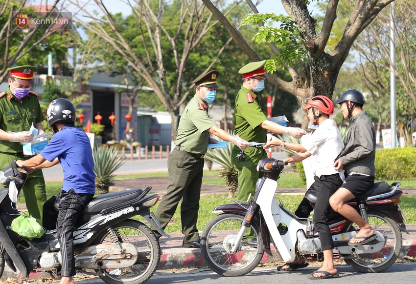 Hình ảnh đẹp ở Đà Nẵng: Công an xuống đường phát khẩu trang miễn phí, người dân xếp hàng học cách chống virus Corona - Ảnh 1.