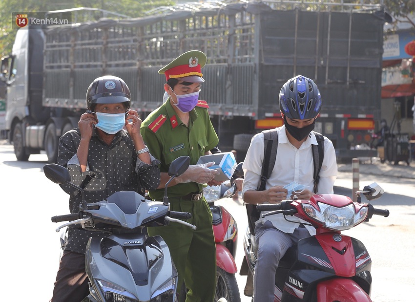 Hình ảnh đẹp ở Đà Nẵng: Công an xuống đường phát khẩu trang miễn phí, người dân xếp hàng học cách chống virus Corona - Ảnh 3.