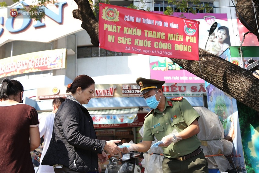Hình ảnh đẹp ở Đà Nẵng: Công an xuống đường phát khẩu trang miễn phí, người dân xếp hàng học cách chống virus Corona - Ảnh 2.