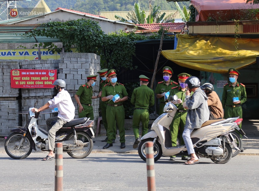 Hình ảnh đẹp ở Đà Nẵng: Công an xuống đường phát khẩu trang miễn phí, người dân xếp hàng học cách chống virus Corona - Ảnh 5.