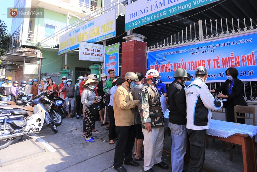 Hình ảnh đẹp ở Đà Nẵng: Công an xuống đường phát khẩu trang miễn phí, người dân xếp hàng học cách chống virus Corona - Ảnh 9.