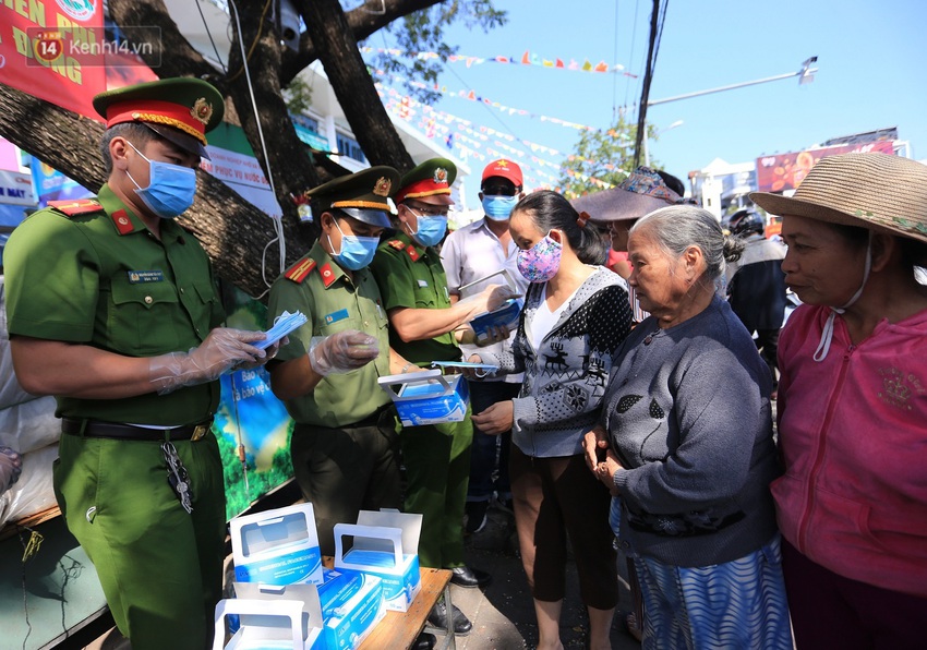 Hình ảnh đẹp ở Đà Nẵng: Công an xuống đường phát khẩu trang miễn phí, người dân xếp hàng học cách chống virus Corona - Ảnh 6.